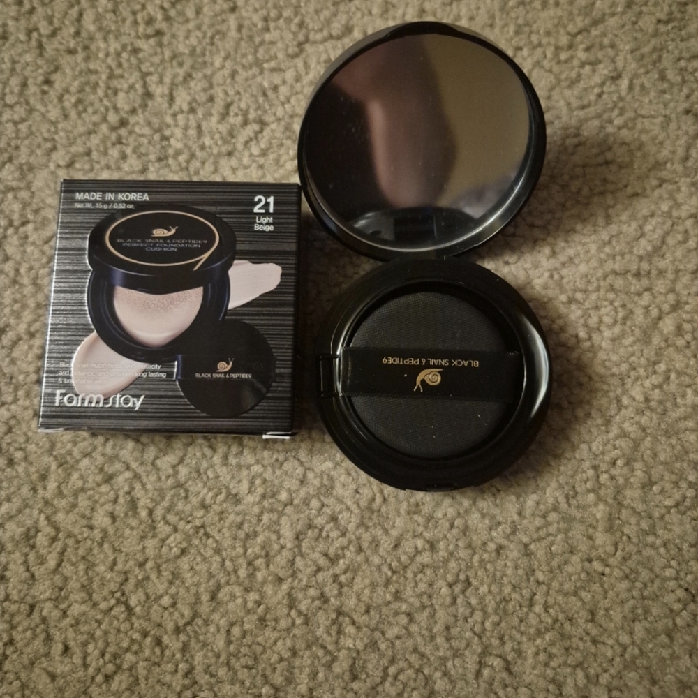 Farm Stay Black Snail & Peptides Cushion Foundation - 21 Light Beige